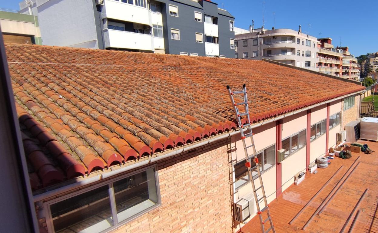 Cubierta de uno de los centros educativos de Alzira. 