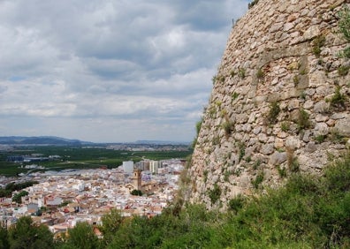 Imagen secundaria 1 - Interior de una torre, un muro del castillo e iglesia de Murla, muy parecida al castillo. LP