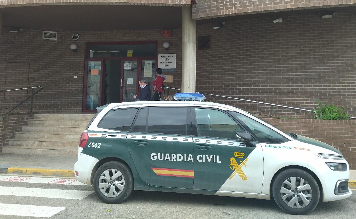 Un vehículo de la Guardia Civil aparcado junto al juzgado de Llíria. 