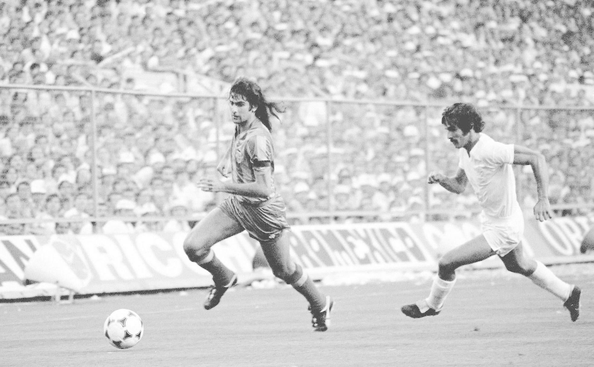 Mario Kempes fue el gran protagonista del partido. En la imagen, con Goyo Benito.