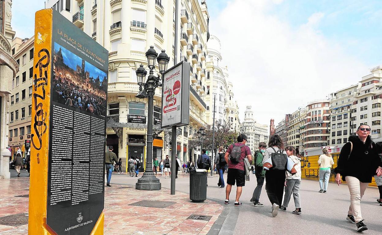 Monolito conmemorativo del 15-M en la plaza del Ayuntamiento. 