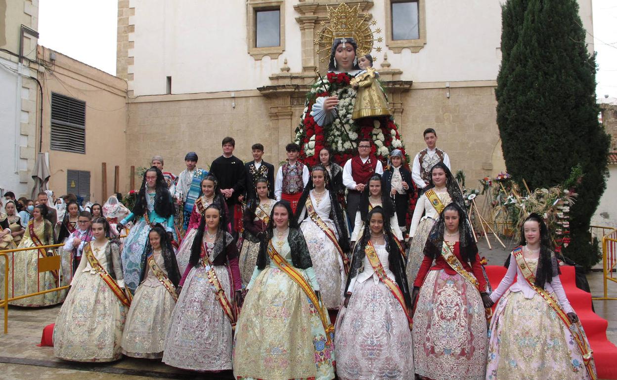 Las falleras mayores de Dénia 2020-22 y los cargos infantiles en la ofrenda a la Mare de Déu.