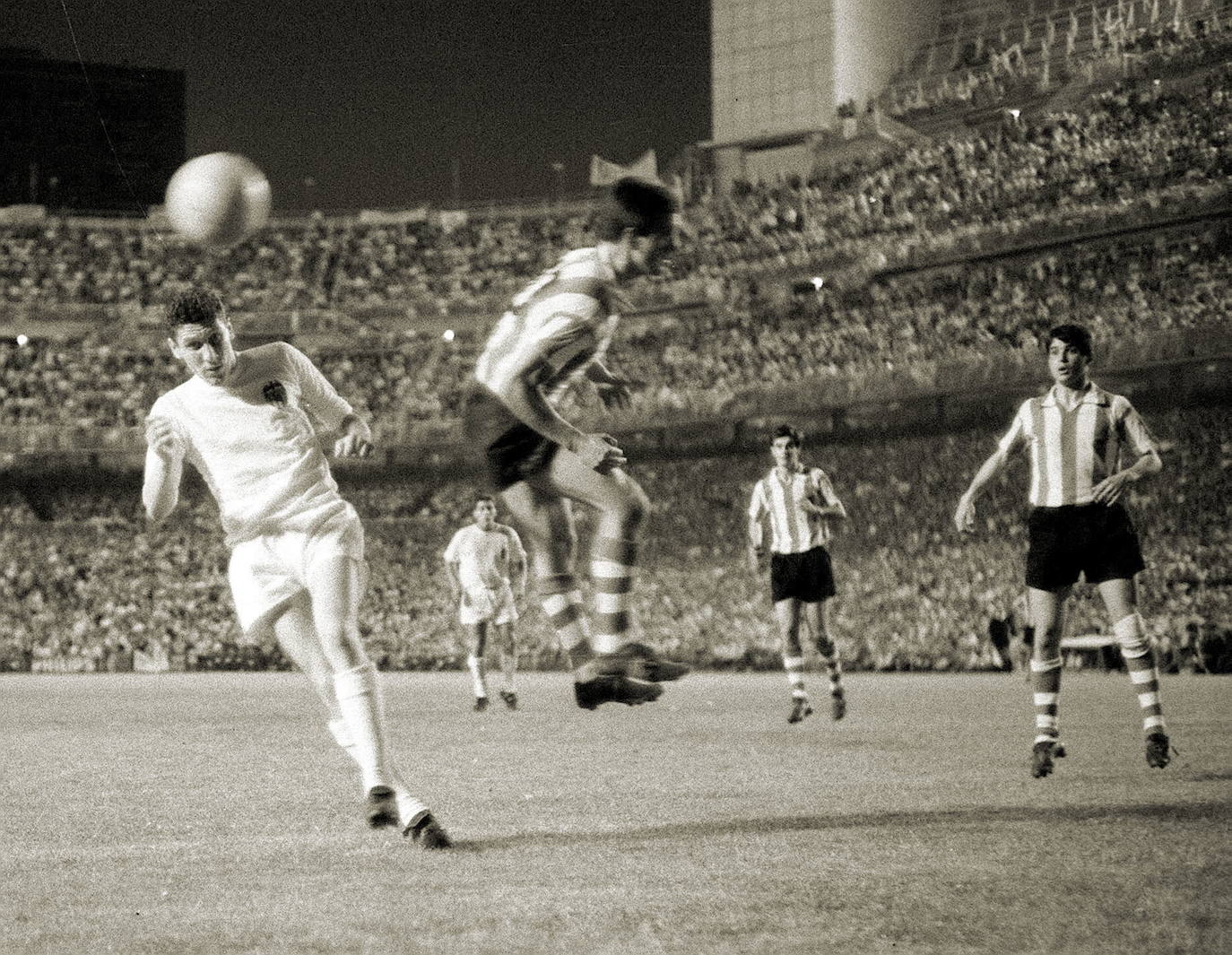 Jara y Paquito fueron los autores de los goles que dieron la victoria al Valencia, que no ganaba este trofeo desde el año 1954. Uriarte recortó distancias para el Athletic mediada la segunda parte, pero la Copa era para los de Mundo, que era el entrenador del Valencia CF. 