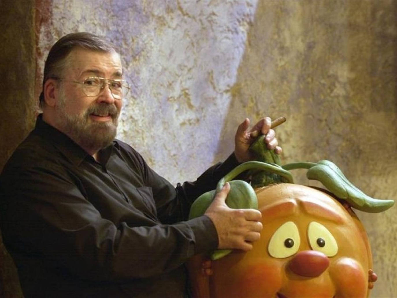 Chicho Ibáñez Serrador junto a la mascota del programa, la calabaza 'Ruperta'