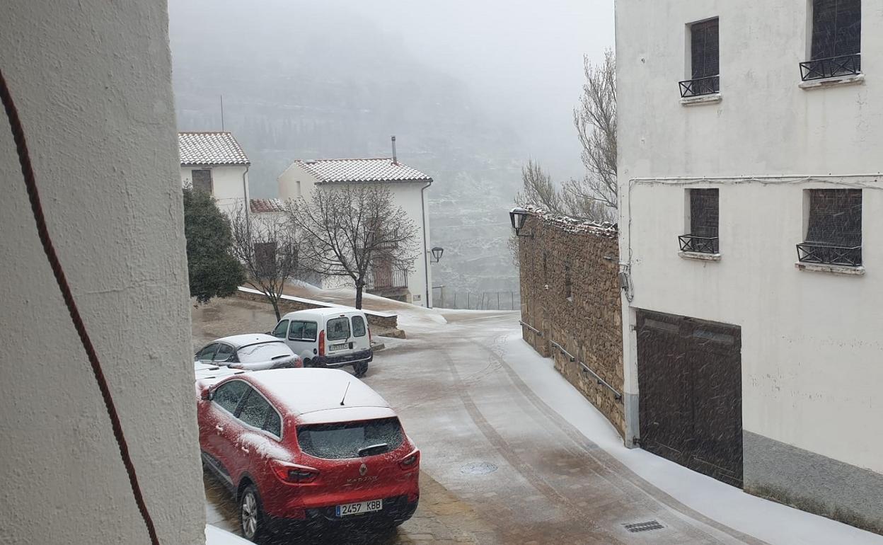 La nieve está empezando a cuajar en Ares del Maestrat dejando una estampa invernal. 