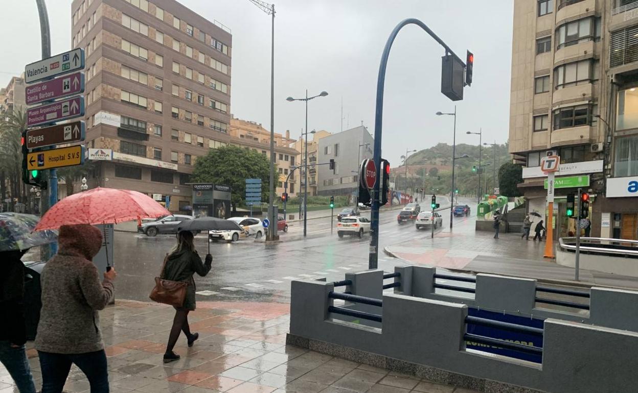 Lluvia en el centro de Alicante, este miércoles.  