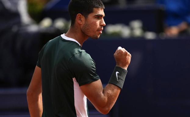 Carlos Alcaraz durante su partido ante Soonwoo Kwon en la tercera jornada del Barcelona Open Banc Sabadell-Trofeo Conde de Godó, este miércoles.