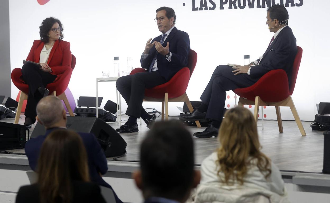 El presidente de la CEOE, Antonio Garamendi, responde a las preguntas de Isabel Domingo, redactora de Economía en LAS PROVINCIAS, y Pablo Salazar, director adjunto y jefe de Opinión.