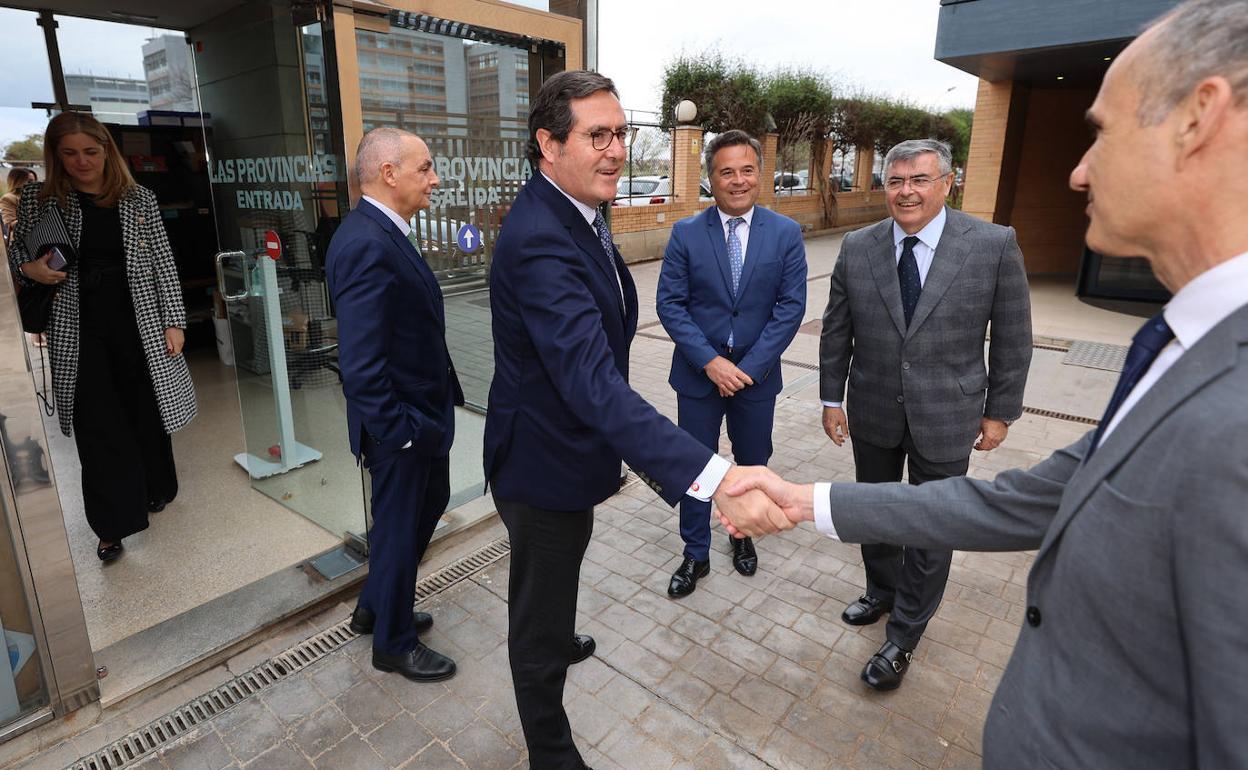 El presidente de la CEOE, Antonio Garamendi, saluda al director de LAS PROVINCIAS, Jesús Trelis. 