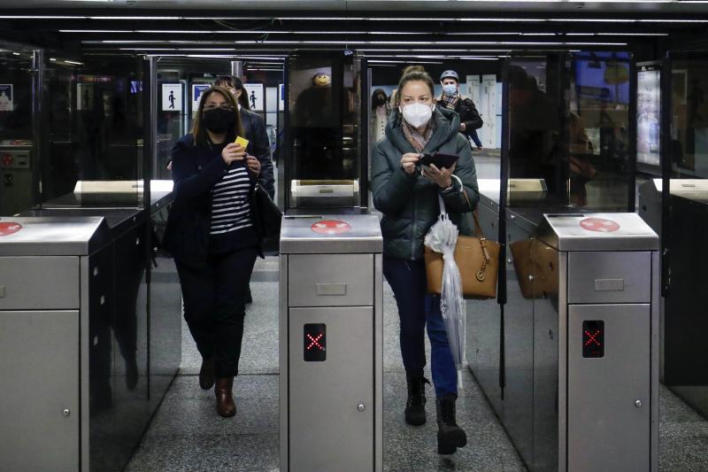 Personas con mascarilla en Valencia esta mañana.