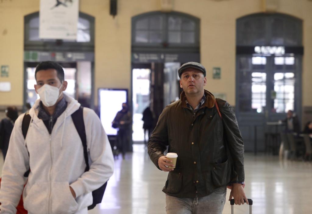 Personas con mascarilla en Valencia esta mañana.