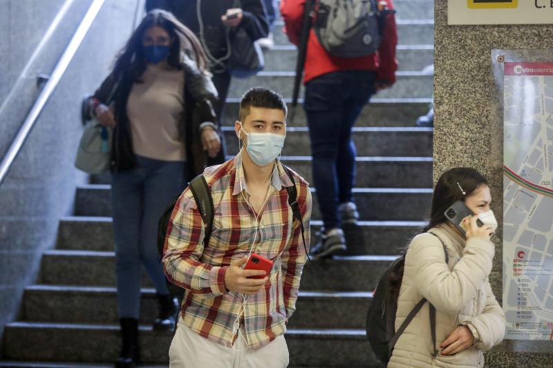 Personas con mascarilla en Valencia esta mañana.