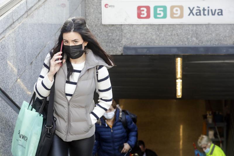 Personas con mascarilla en Valencia esta mañana.