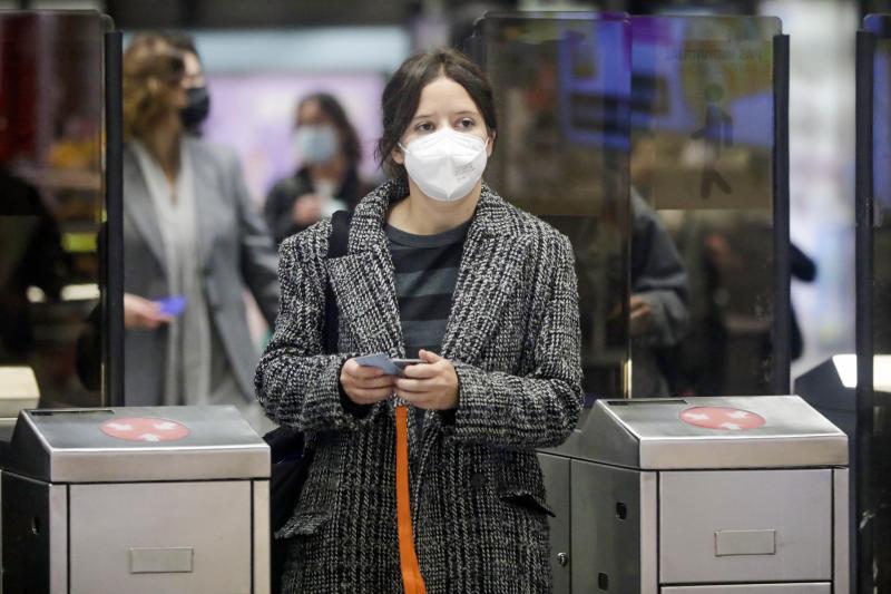 Personas con mascarilla en Valencia esta mañana.