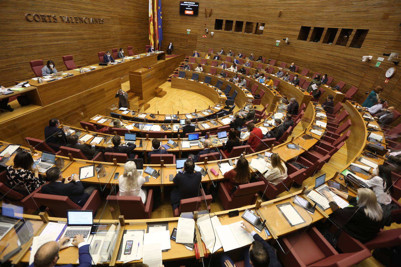 Imágenes del pleno de Les Corts del 20 de abril de 2022. 