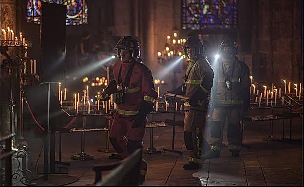 Imagen principal - Un fotograma y dos imágenes del rodaje.