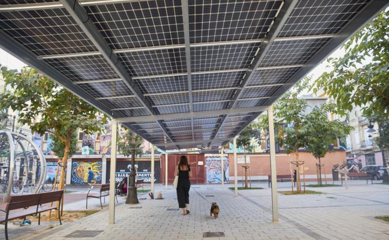 Placas solares instaladas en la plaza de Rojas Clemente de Valencia. 