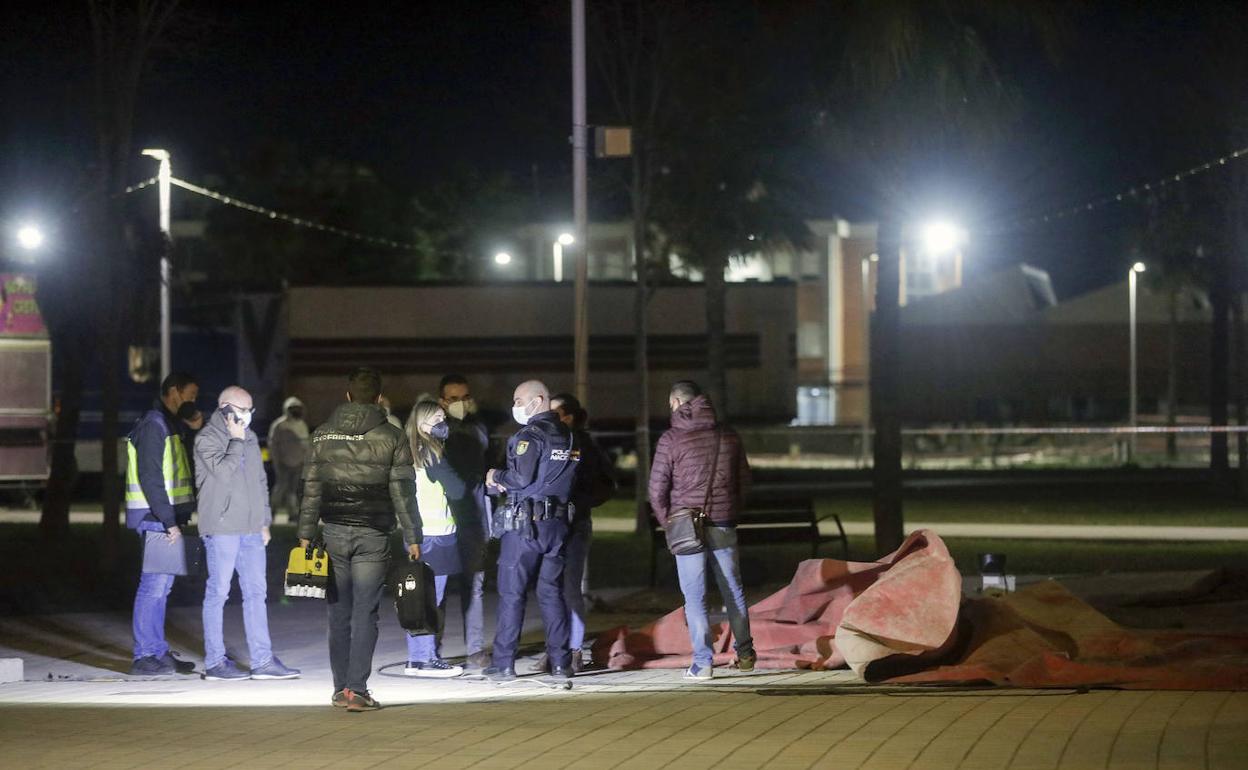 Un grupo de policías junto al hinchable donde ocurrieron los trágicos hechos. 