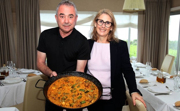 Eloy Martínez y Celia Vidal muestran la paella de sepias y habas preparada en La Cumbre. 