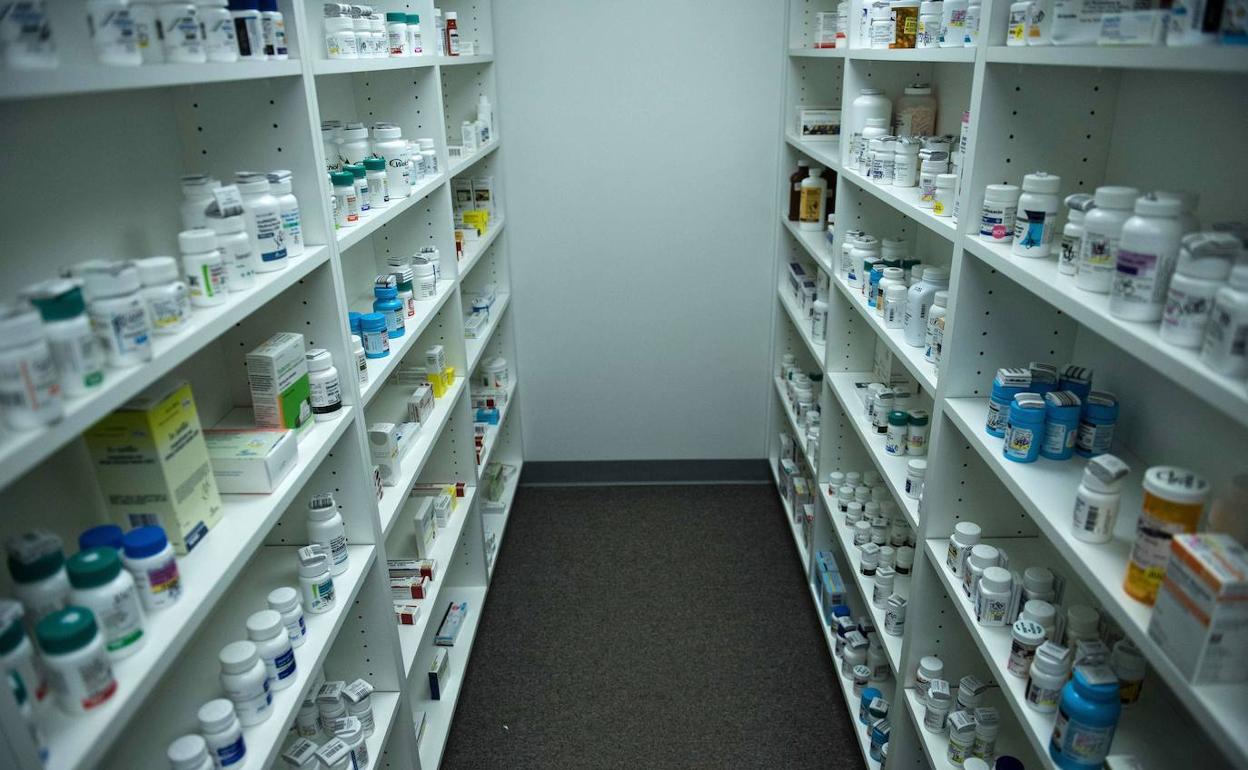 Estanterías de medicamentos en una farmacia. 