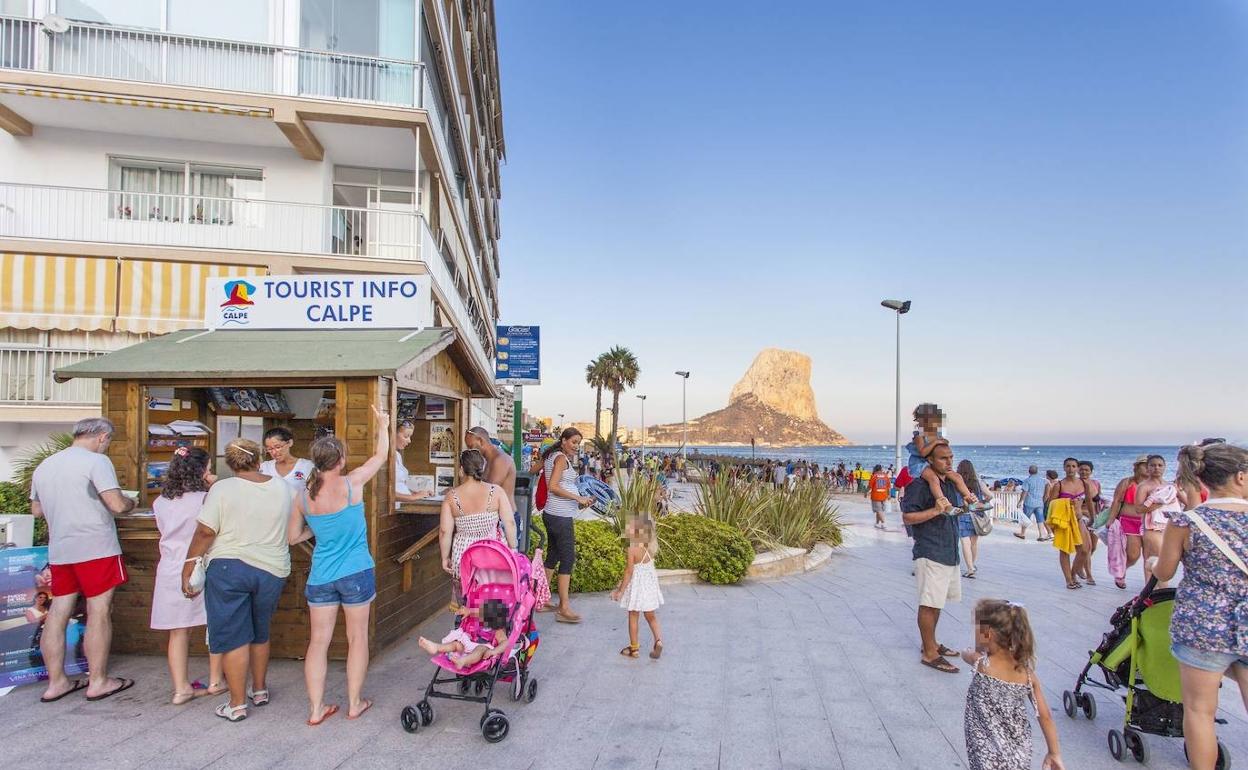 Tourist Info de la plaza Colón,frente a la bahía de Calp. 