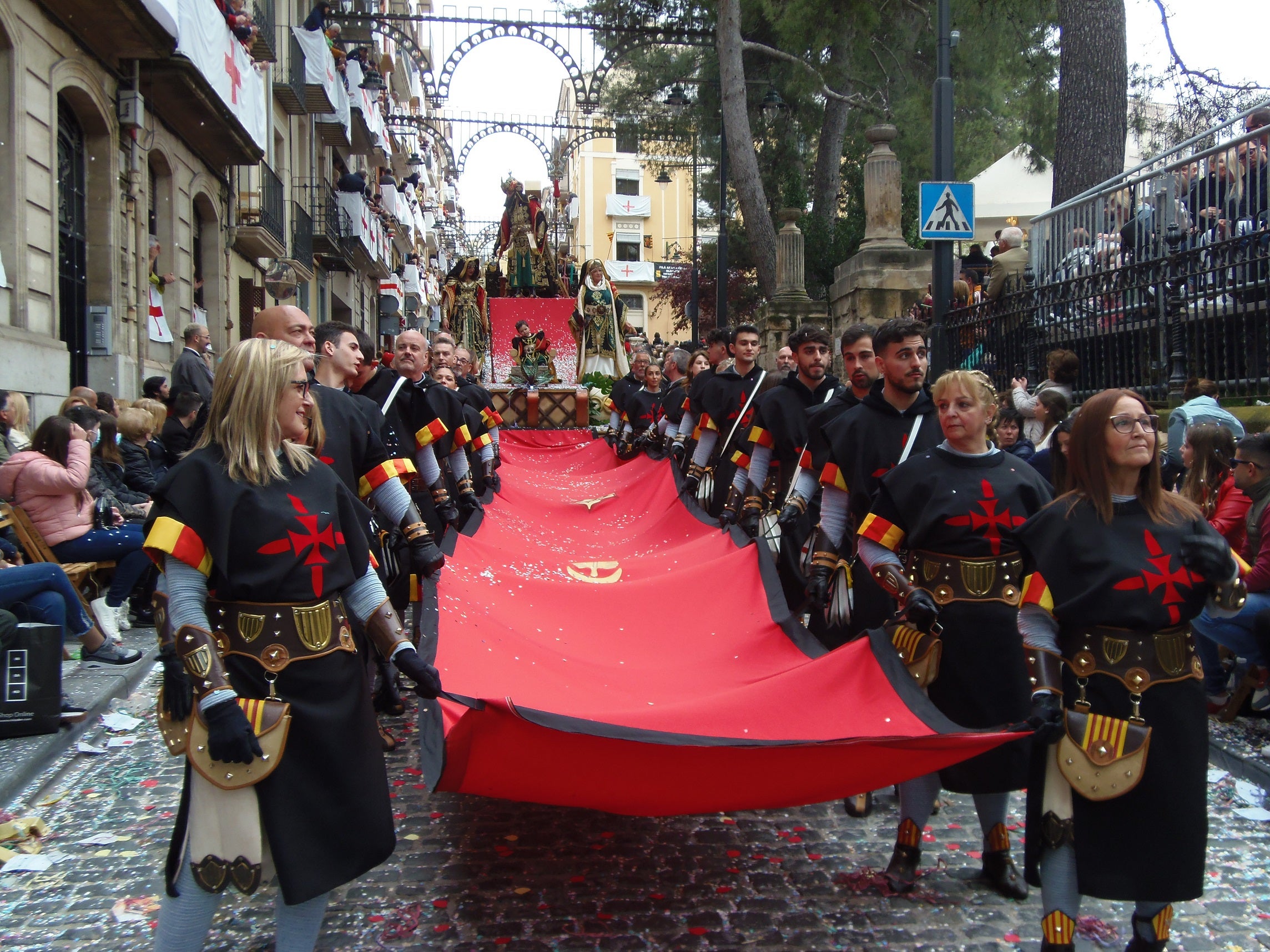 Grupo de esclavos portando una manta cordonera. 