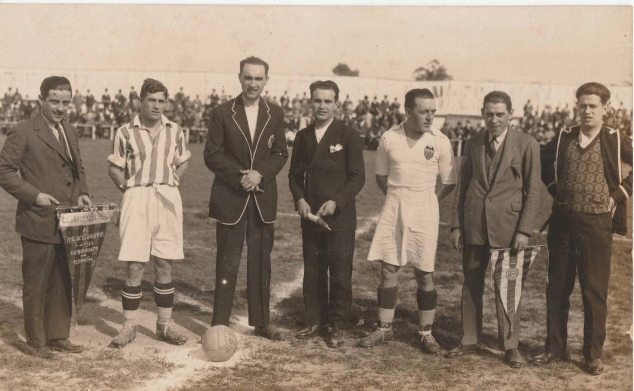 Imagen del primer encuentro oficial disputado entre el Valencia y el Betis en 1928.