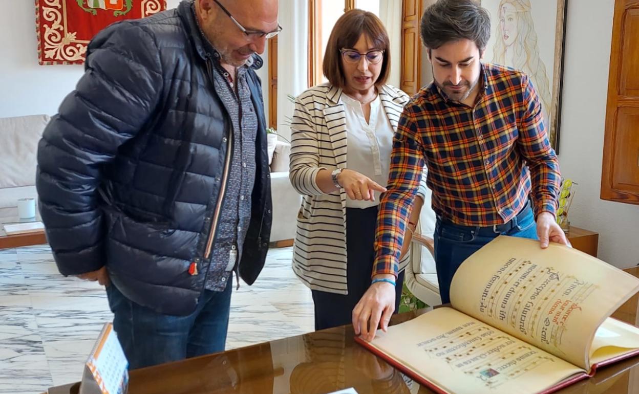 El diputado de Cultura ha podido ver las nuevas adquisiciones del patrimonio borgiano de Canals. 