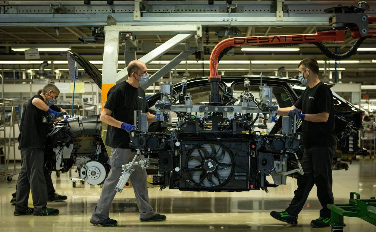 Trabajadores de la planta de Seat en Martorell. 