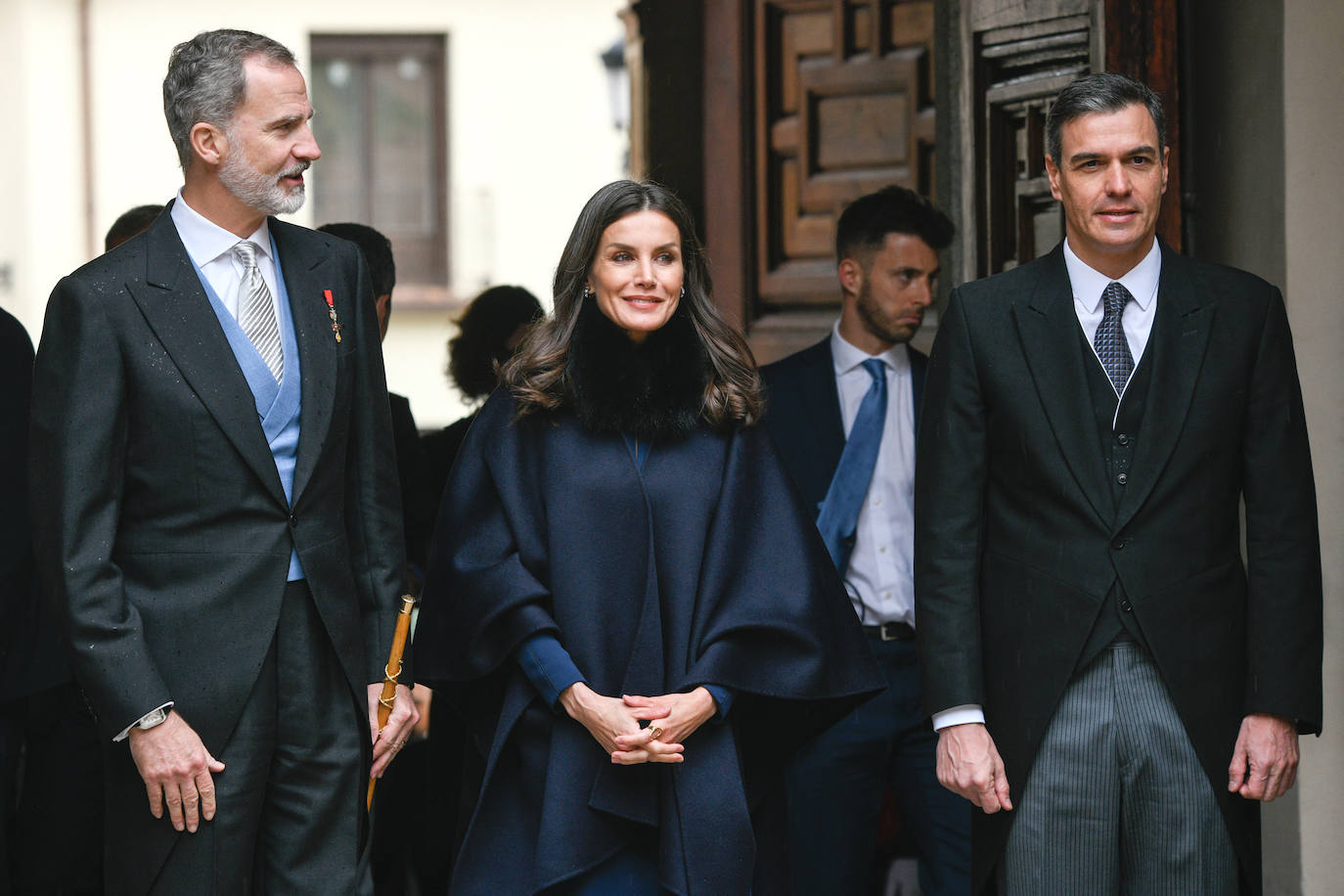 Fotos: La reina Letizia, con un sobrio y entallado vestido azul marino para la entrega de los Premios Cervantes