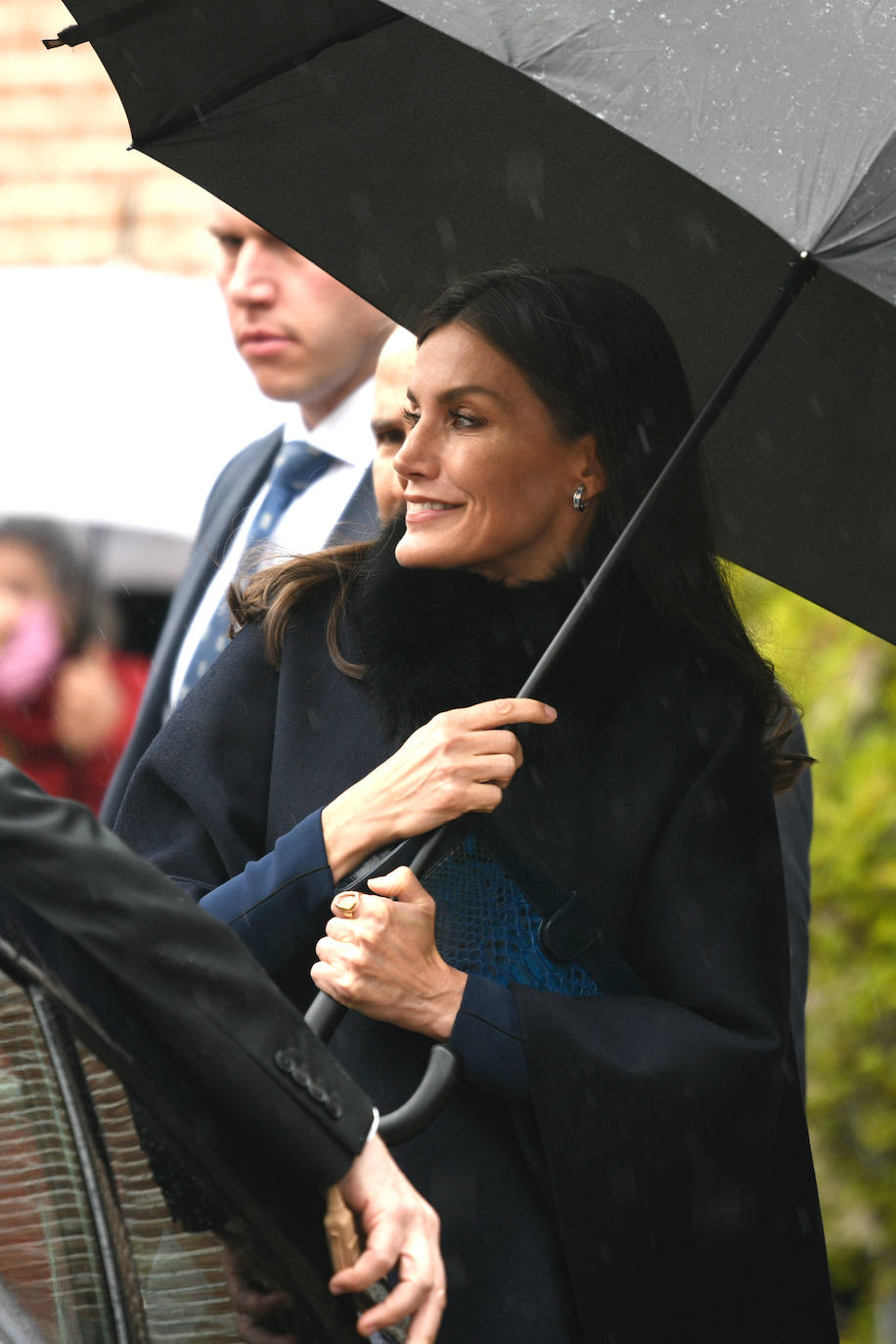 Fotos: La reina Letizia, con un sobrio y entallado vestido azul marino para la entrega de los Premios Cervantes