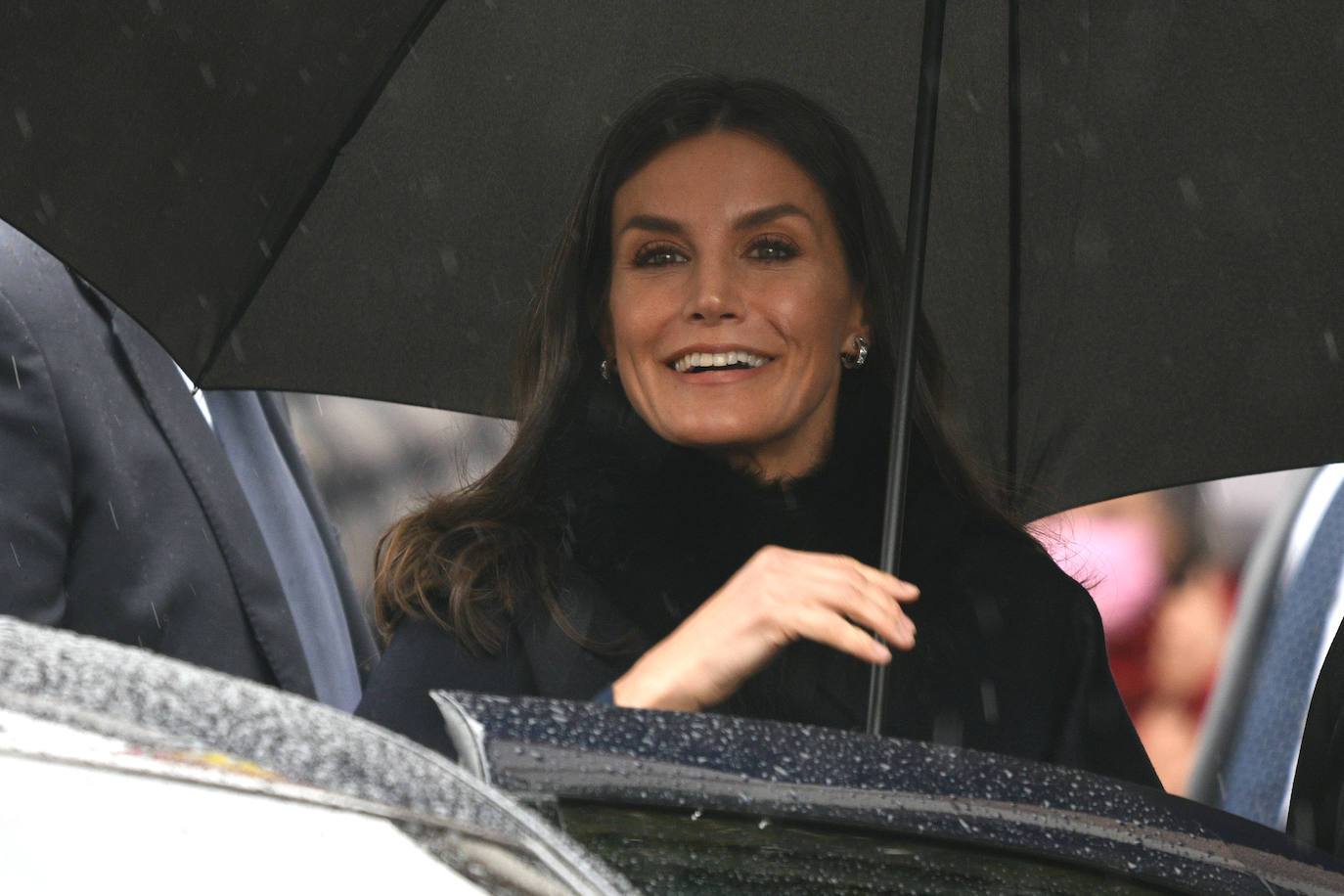 Fotos: La reina Letizia, con un sobrio y entallado vestido azul marino para la entrega de los Premios Cervantes