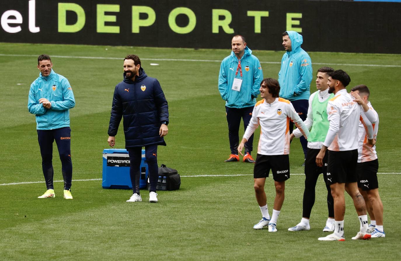 Fotos: Así ha sido el entrenamiento del Valencia previo a la final de Copa