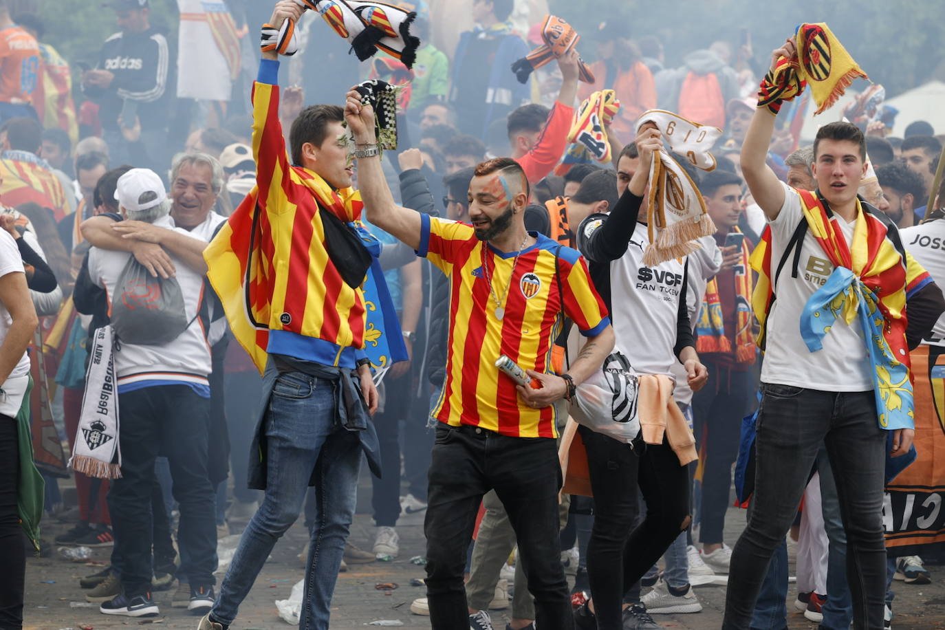 Miles de valencianistas llegan a la capital andaluza, cantan el himno y lanzan tracas en lasc calles más céntricas y en la fan zone