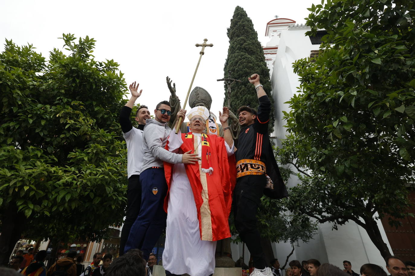 Miles de valencianistas llegan a la capital andaluza, cantan el himno y lanzan tracas en lasc calles más céntricas y en la fan zone