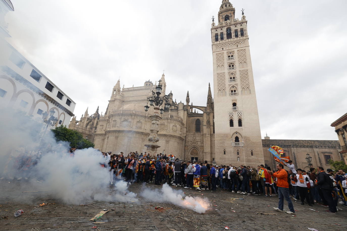 Miles de valencianistas llegan a la capital andaluza, cantan el himno y lanzan tracas en lasc calles más céntricas y en la fan zone