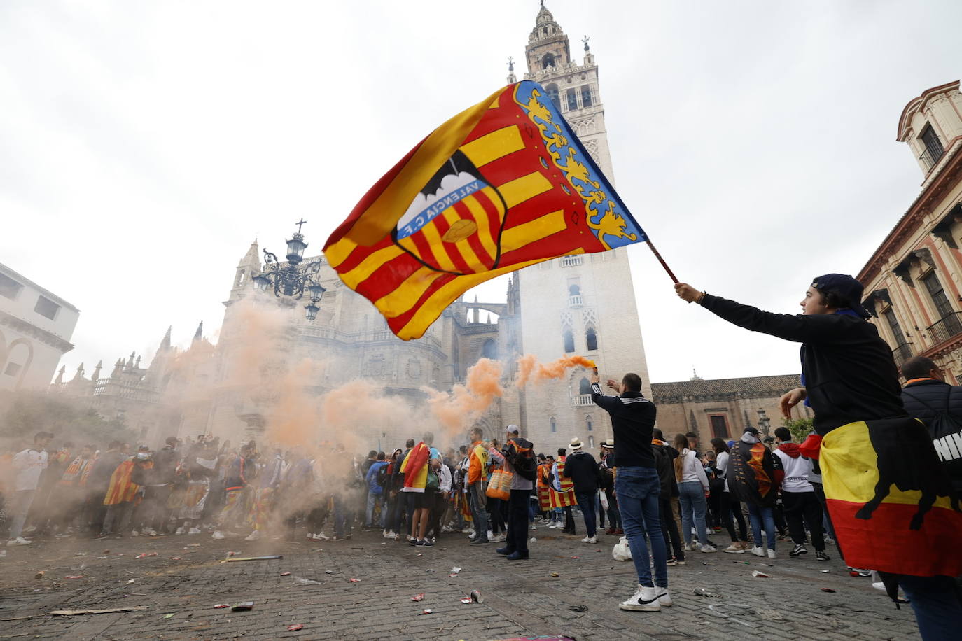 Miles de valencianistas llegan a la capital andaluza, cantan el himno y lanzan tracas en lasc calles más céntricas y en la fan zone