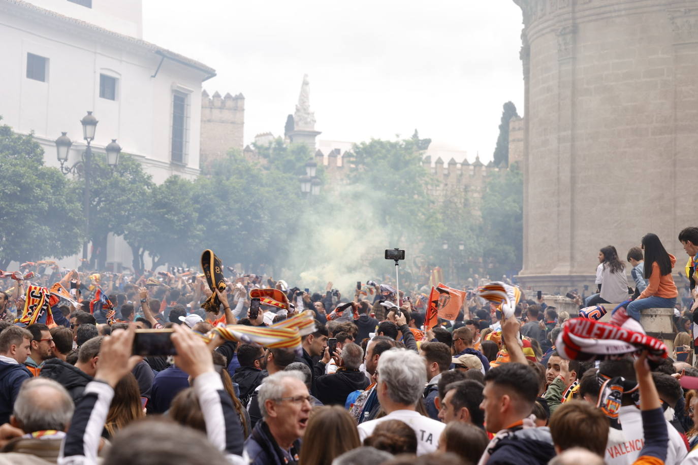 Miles de valencianistas llegan a la capital andaluza, cantan el himno y lanzan tracas en lasc calles más céntricas y en la fan zone