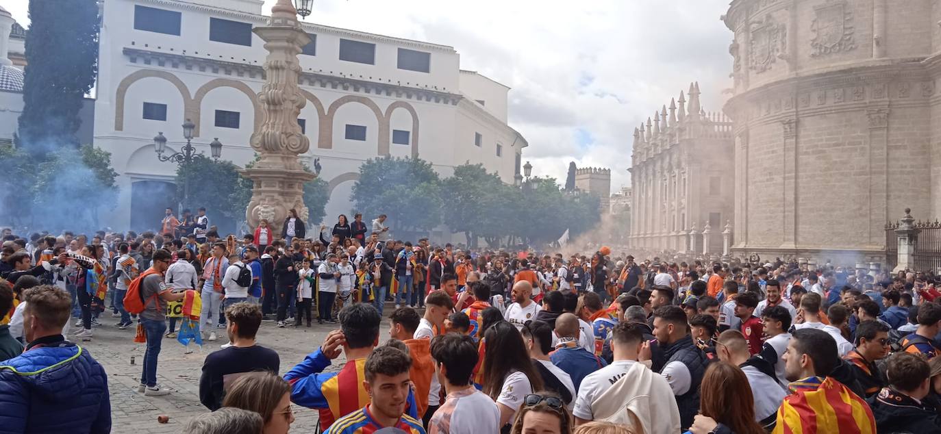 Miles de valencianistas llegan a la capital andaluza, cantan el himno y lanzan tracas en lasc calles más céntricas y en la fan zone