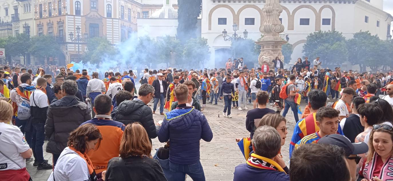 Miles de valencianistas llegan a la capital andaluza, cantan el himno y lanzan tracas en lasc calles más céntricas y en la fan zone