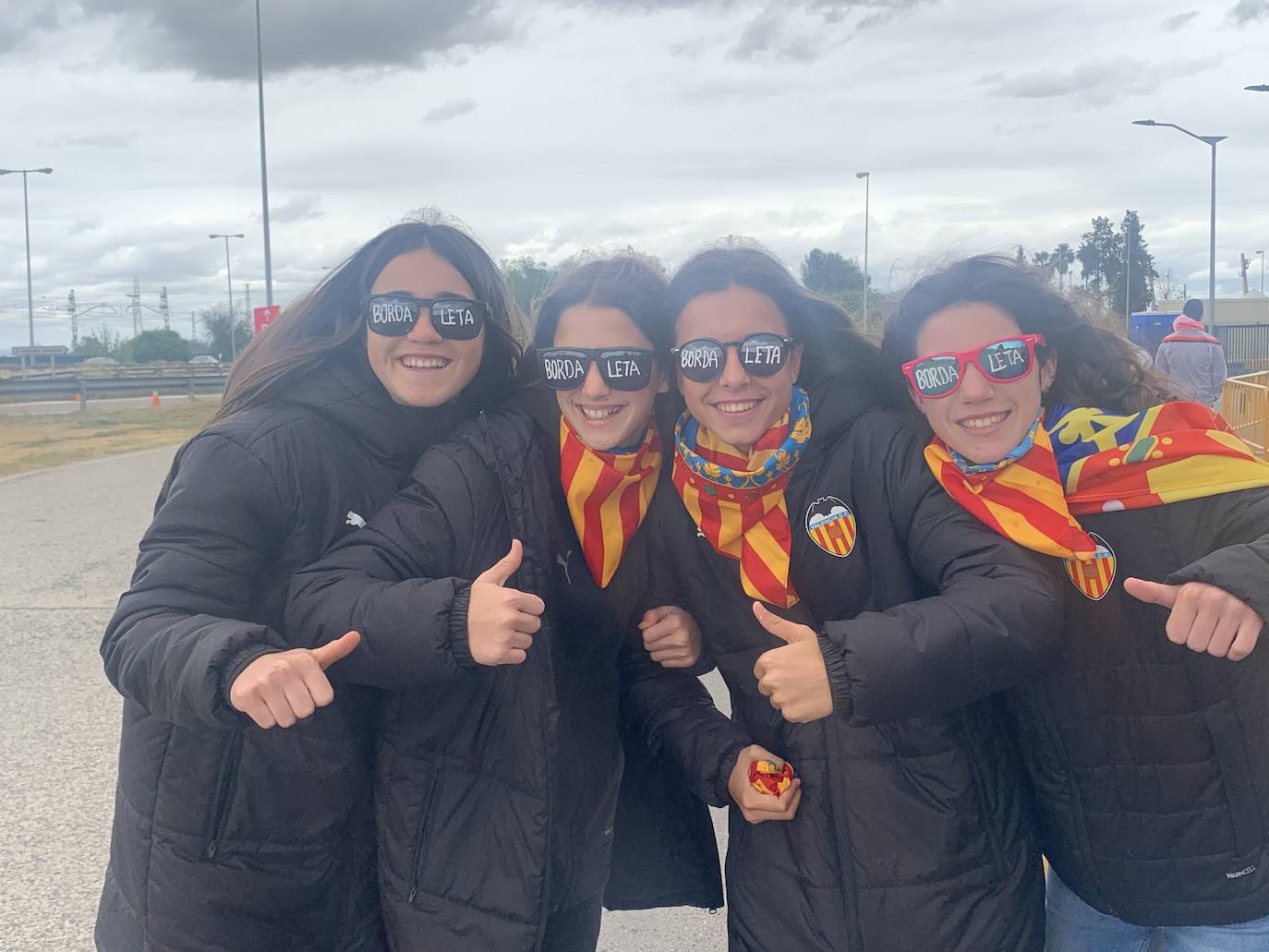 Miles de valencianistas llegan a la capital andaluza, cantan el himno y lanzan tracas en lasc calles más céntricas y en la fan zone