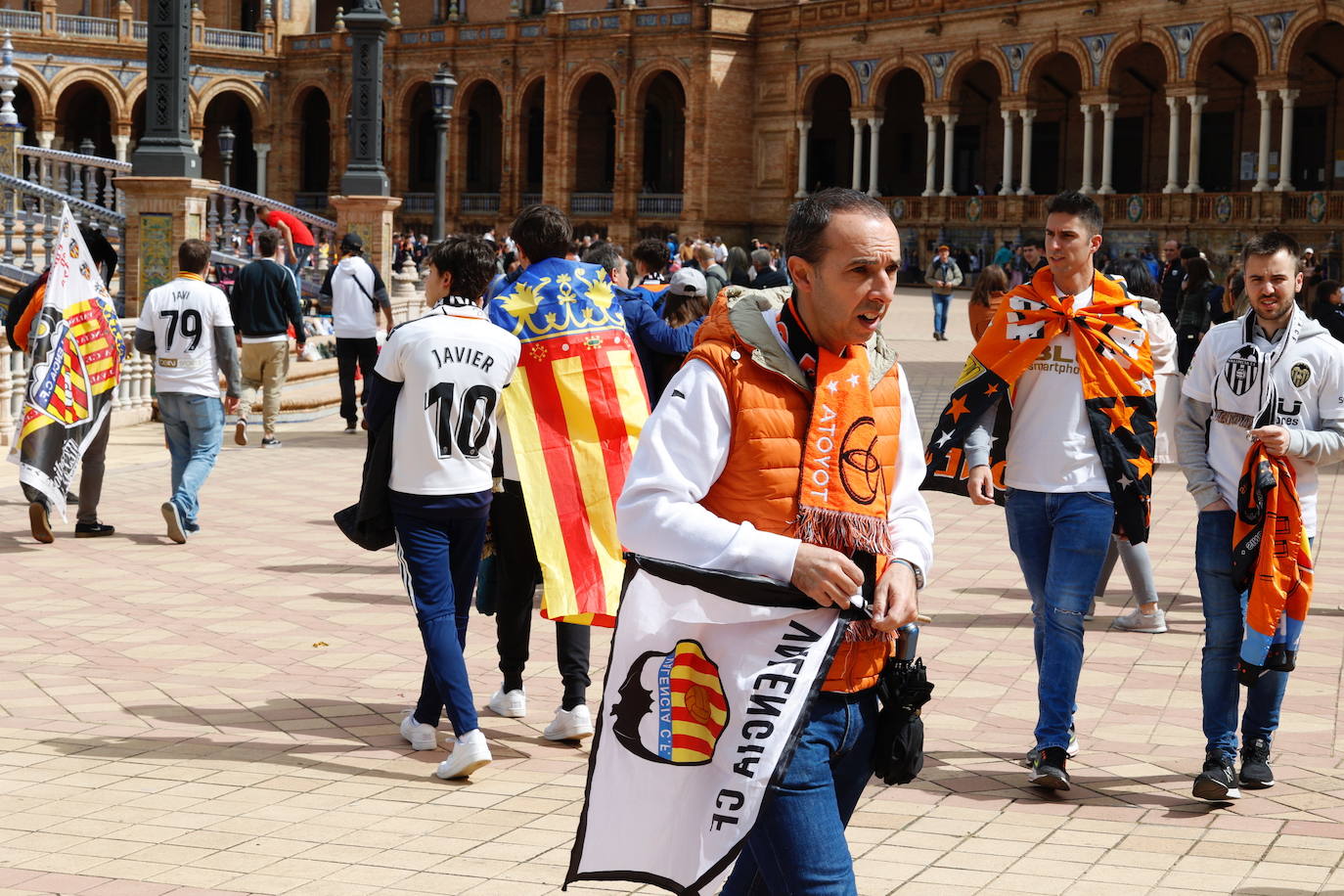 Miles de valencianistas llegan a la capital andaluza, cantan el himno y lanzan tracas en lasc calles más céntricas y en la fan zone