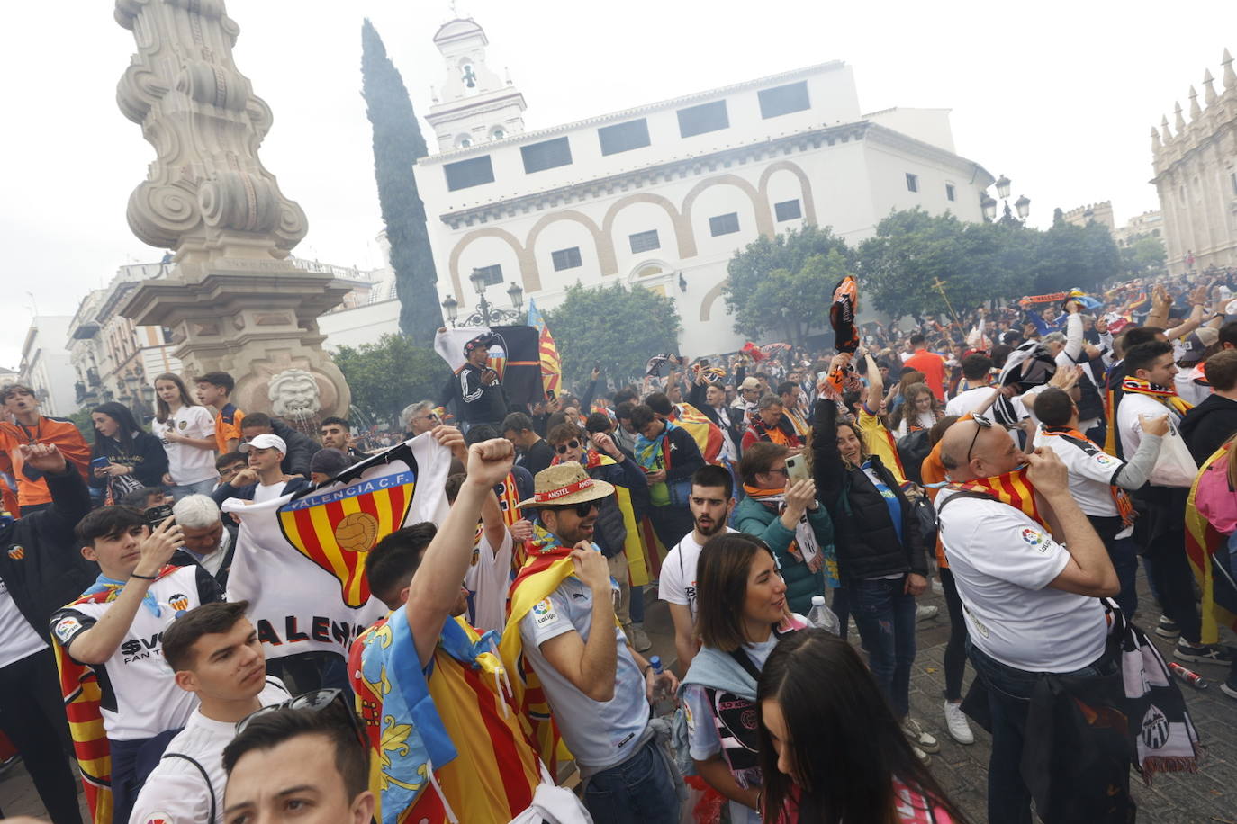 Miles de valencianistas llegan a la capital andaluza, cantan el himno y lanzan tracas en lasc calles más céntricas y en la fan zone