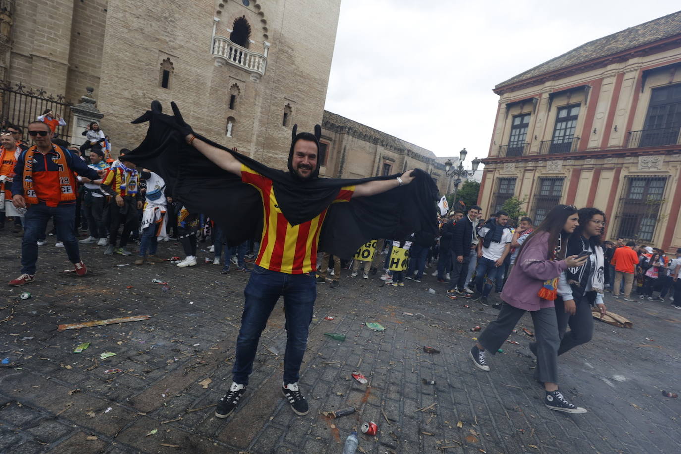 Miles de valencianistas llegan a la capital andaluza, cantan el himno y lanzan tracas en lasc calles más céntricas y en la fan zone