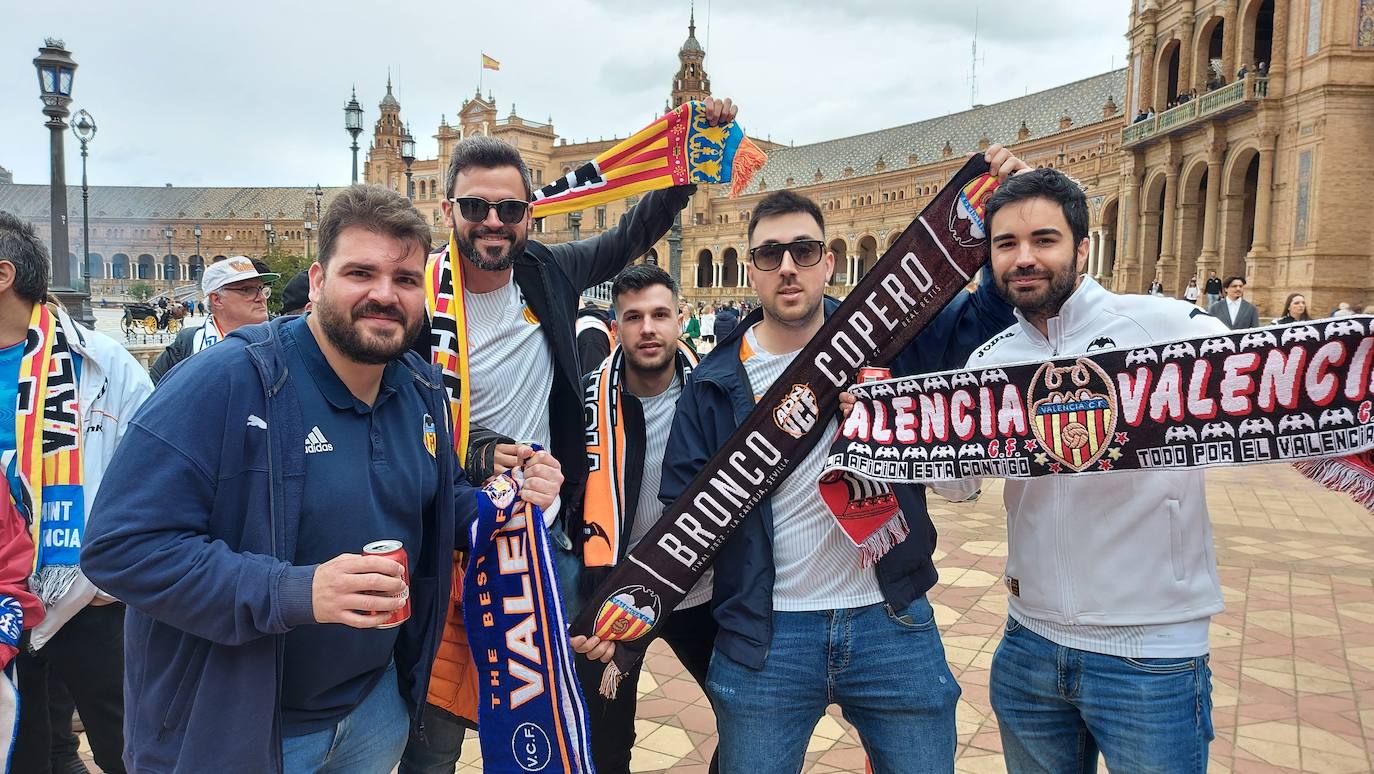 Miles de valencianistas llegan a la capital andaluza, cantan el himno y lanzan tracas en lasc calles más céntricas y en la fan zone