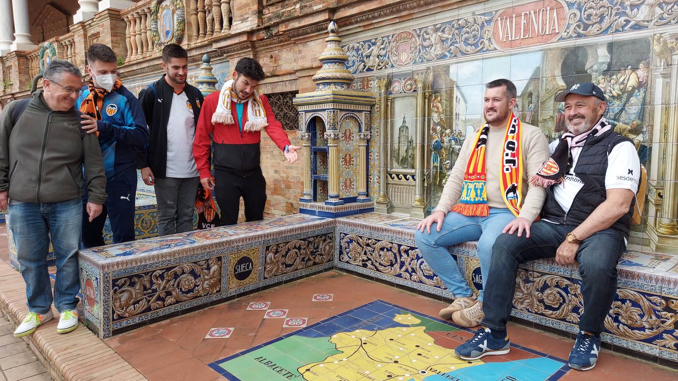 Miles de valencianistas llegan a la capital andaluza, cantan el himno y lanzan tracas en lasc calles más céntricas y en la fan zone