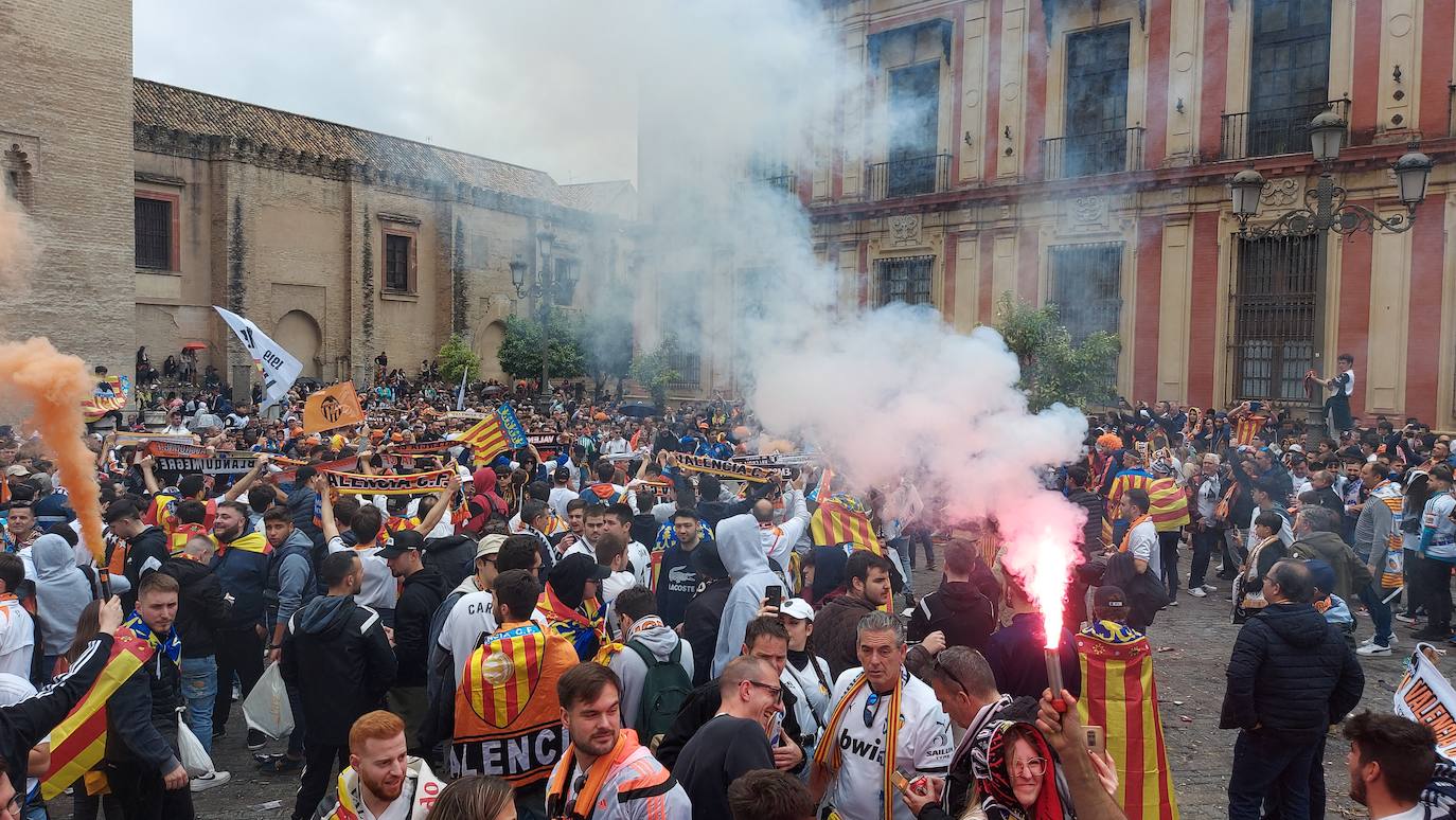 Miles de valencianistas llegan a la capital andaluza, cantan el himno y lanzan tracas en lasc calles más céntricas y en la fan zone