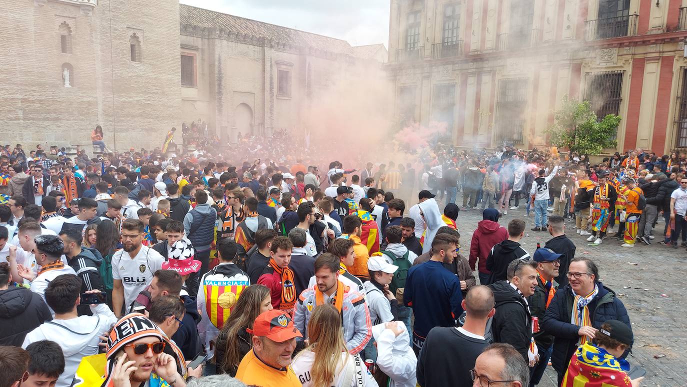 Miles de valencianistas llegan a la capital andaluza, cantan el himno y lanzan tracas en lasc calles más céntricas y en la fan zone