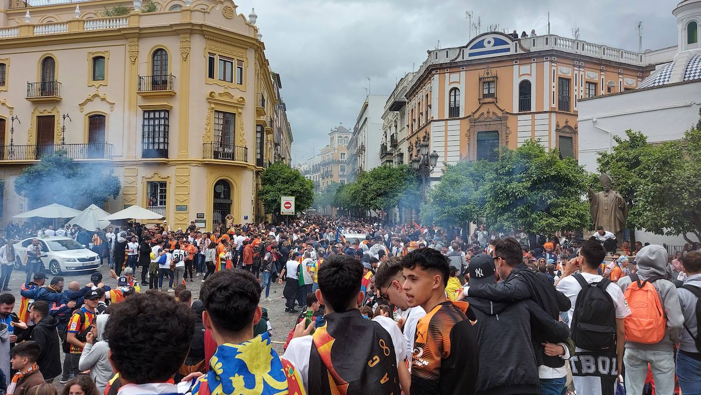 Miles de valencianistas llegan a la capital andaluza, cantan el himno y lanzan tracas en lasc calles más céntricas y en la fan zone