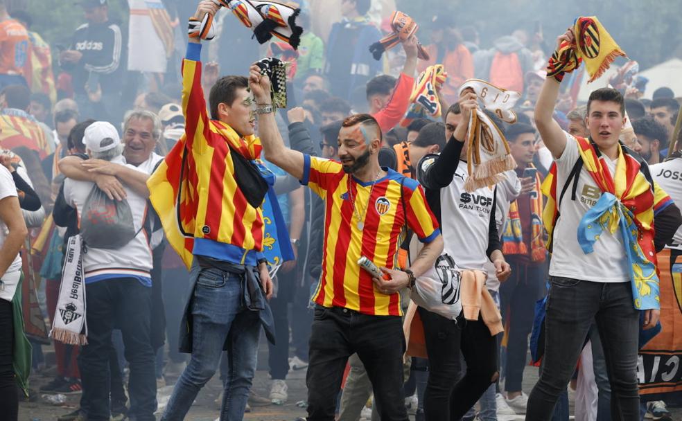 Fiesta valenciana en las calles de Sevilla. 